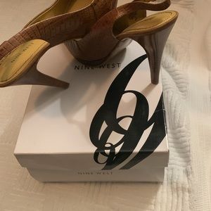 Nine W. 8 1/2 brown leather shoes 4 1/2 inch heel small platform slingbacks